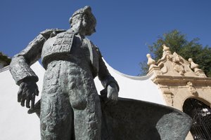 Cayetano Ordonez雕象在斗牛场之外的